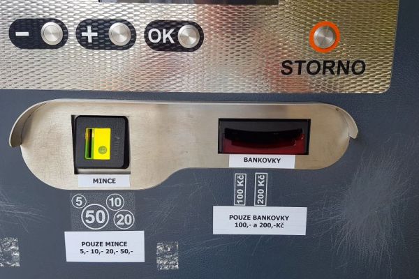 PŘED NEMOCNICÍ: Parkomat - akceptované mince a bankovky